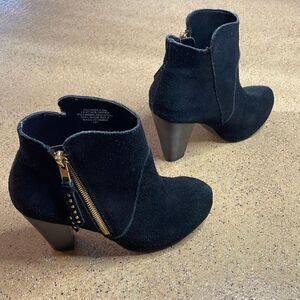 Steve Madden “Georga” Black Suede Side Zip Ankle Boot sz 5.5